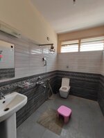 Sub Unit : bathrooms 3