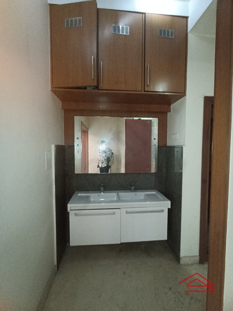 bathrooms 6