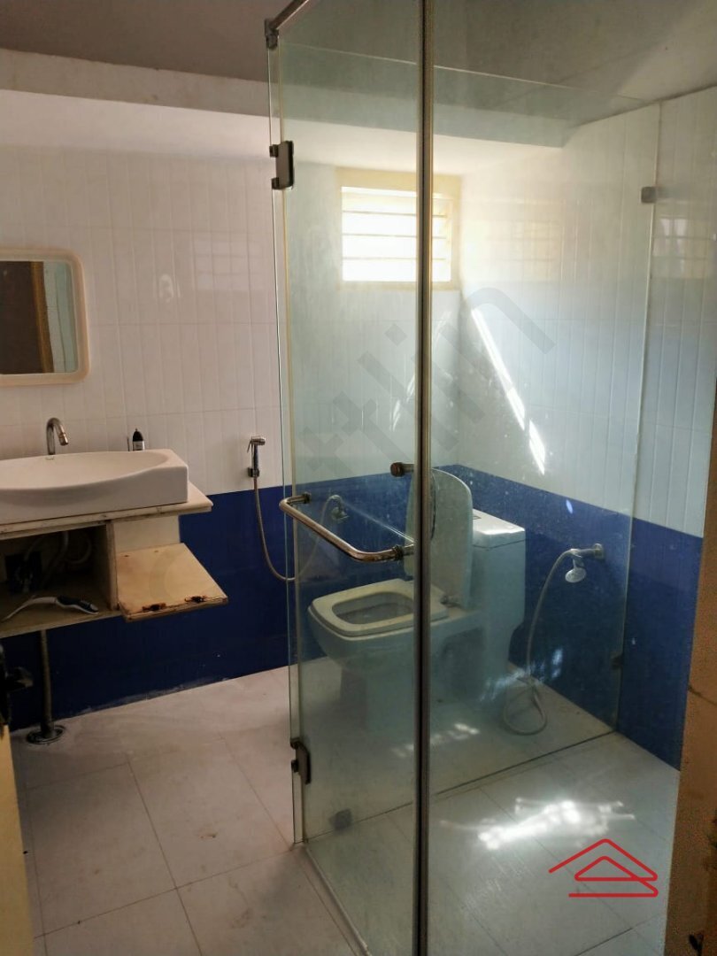 Sub Unit : bathrooms 4
