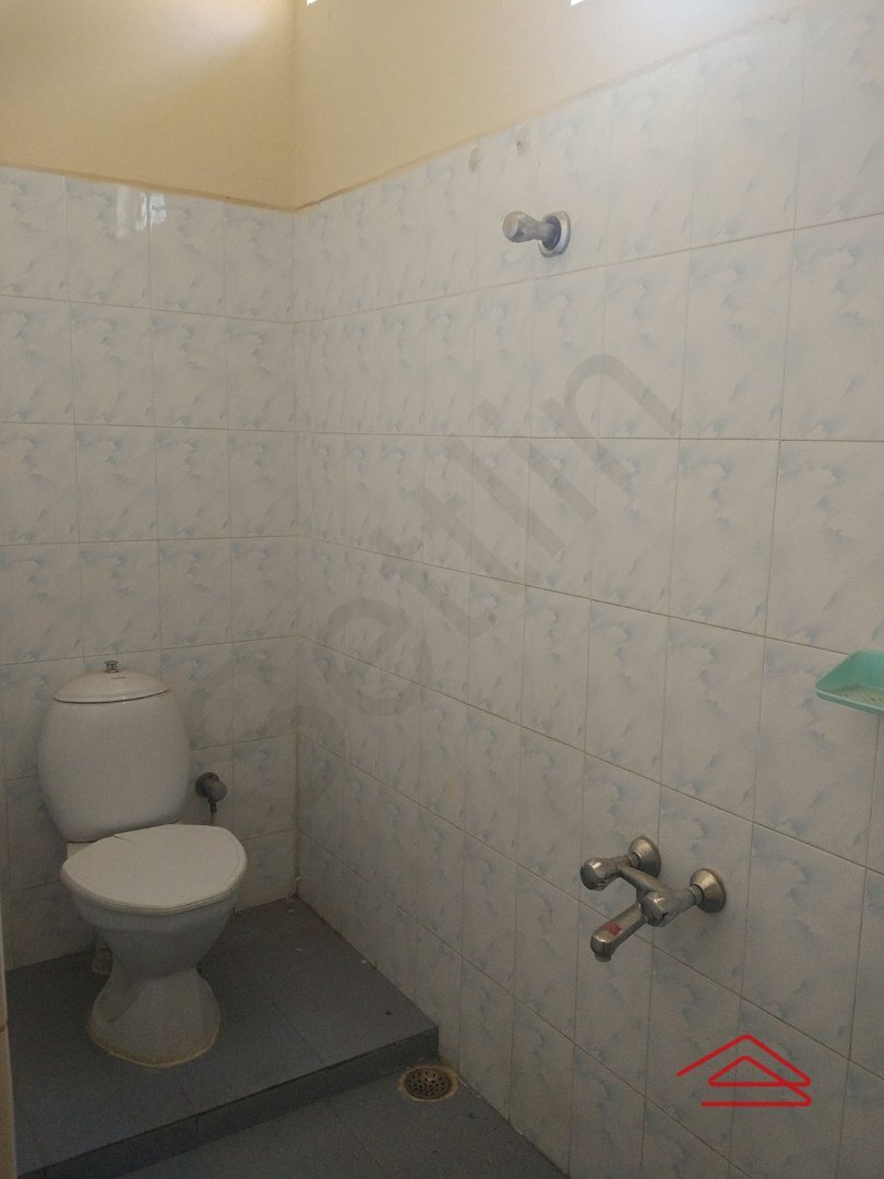 Sub Unit : bathrooms 4